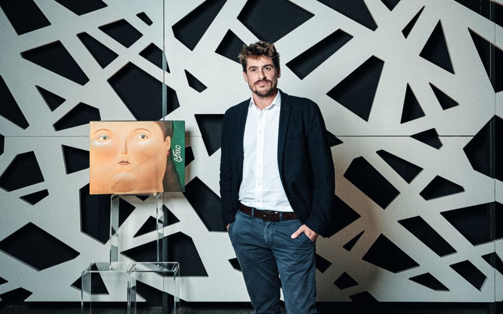 Marc Buil, director general de Artika Books, en sus oficinas de Madrid, en la sede del Grupo Planeta. A su lado, un ejemplar de la edición dedicada al escultor y pintor Fernando Botero.