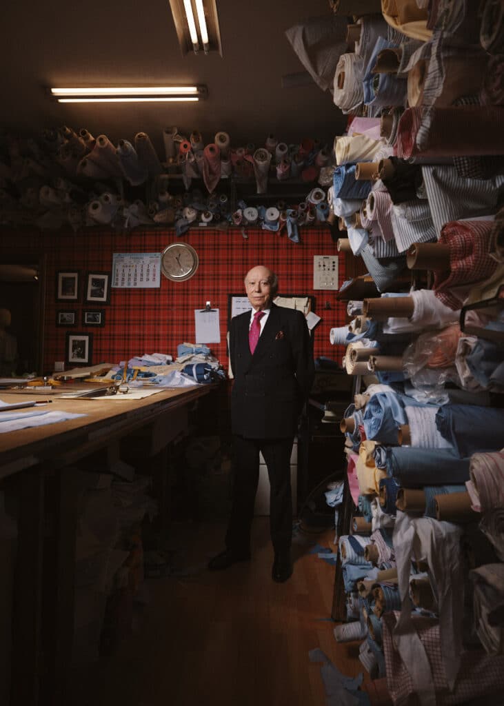 Mariano Langa, en el taller de su tienda, ubicada en Madrid.