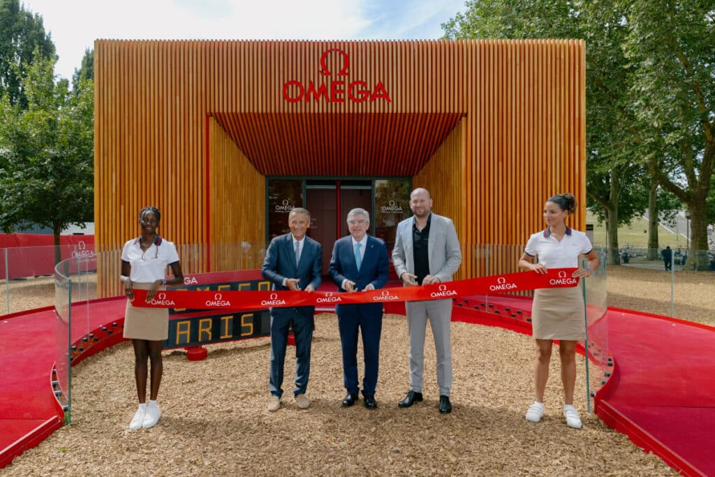 Raynald Aeschlimann, Presidente y CEO de OMEGA, Thomas Bach, Presidente del Comité Olímpico Internacional, y Alain Zobrist, CEO de OMEGA Timing, cortando conjuntamente la cinta del Pabellón OMEGA para los Juegos Olímpicos 2024.