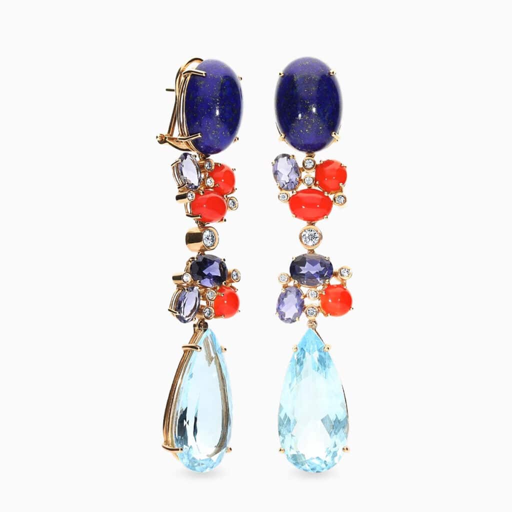 Pendientes RABAT 70s de oro rosa con topacio azul, iolitas, coral, lapislázuli y diamantes.