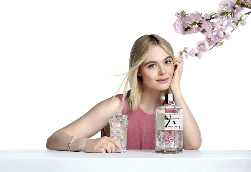 Elle Fanning protagoniza ‘Come alive with the seasons’, la nueva campaña de Roku Gin.