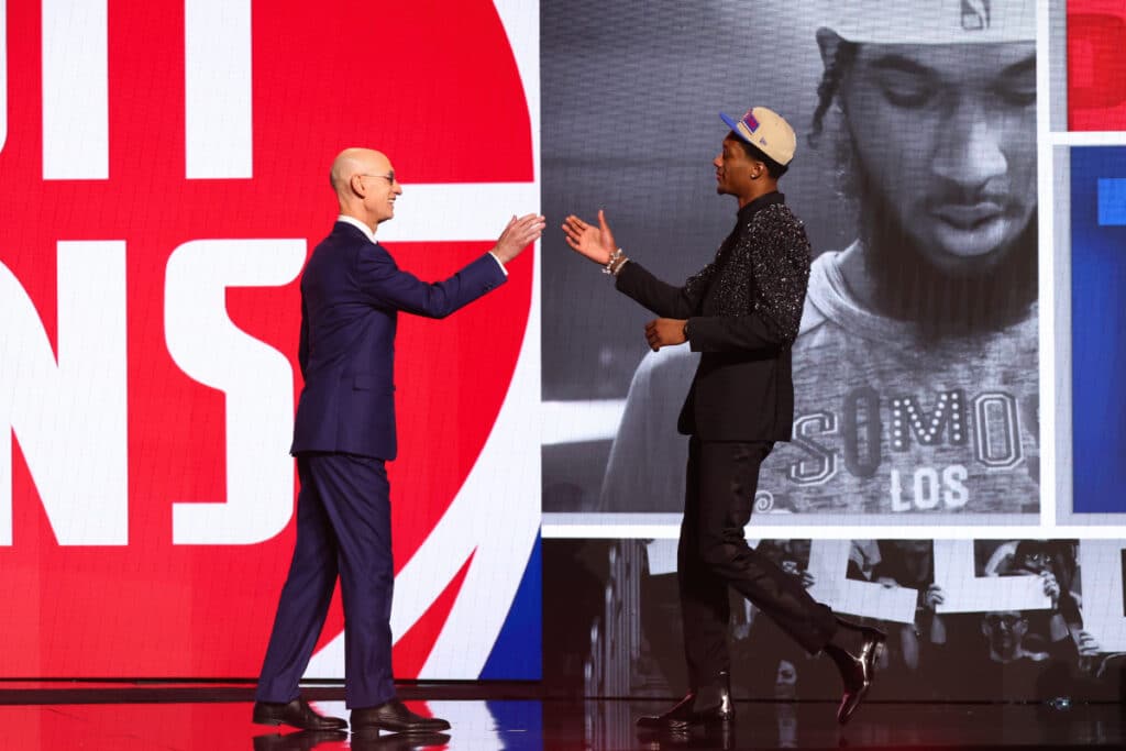 Ron Holland y Adam Siver en la 78ª edición del Draft de la NBA en el Barclays Center de Brooklyn.