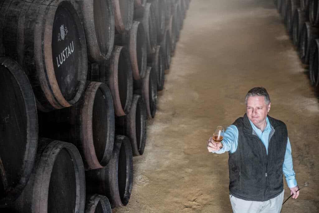 Sergio Martínez en las bodegas de Lustau, cuidando cada detalle de sus vinos.