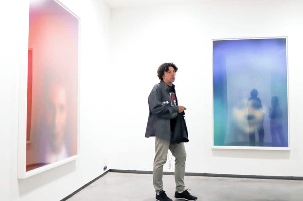 Inauguración “Dedicado a lo Desconocido”. Homenaje a Marcel Duchamp: Aura (Chica verde), 2011 y Homenaje a Marcel Duchamp: Aura (Hombre rojo), 2017, de Susan Hiller.