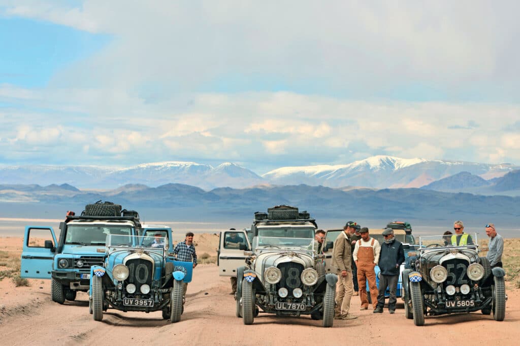 y varios amigos, preparados para atravesar el desierto de Gobi.