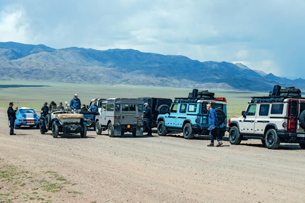 El empresario Jim Ratcliffe, sus hijos George y Samuel y varios amigos, atravesando el desierto de Gobi.