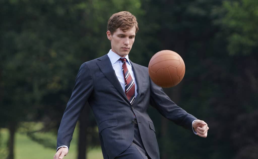 Traje con chaqueta cruzada en lana y camisa de algodón, todo de CANALI.