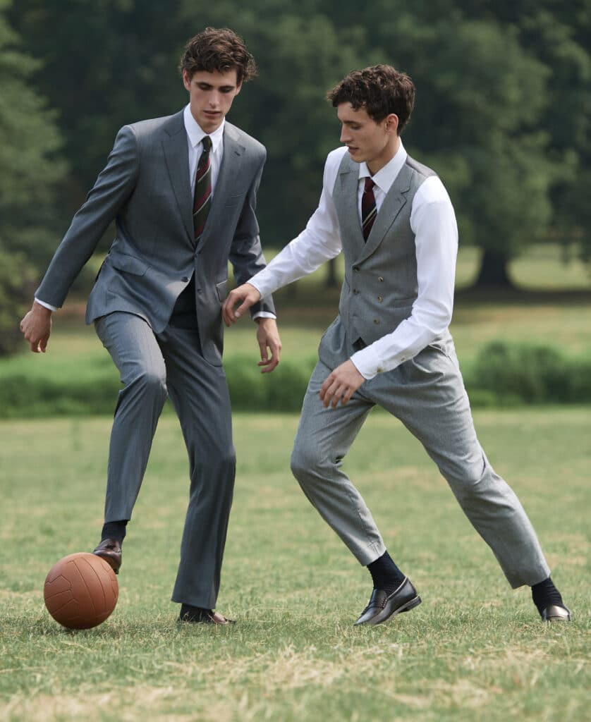 Izquierda: Traje con chaqueta cruzada de dos botones en lana y seda y camisa de algodón, todo de BRIONI. Mocasines de piel con borlas, de TOD’S. Corbata de seda, de FIORIO. Calcetines de hilo de Escocia, de INTIMISSIMI UOMO. Derecha: Chaleco cruzado de cachemira y lana, de LUIGI BIANCHI. Camisa de algodón, de GIANETTO PORTOFINO. Pantalón de lana, de JECKERSON. Mocasines de piel, de SEBAGO. Calcetines de hilo de Escocia, de INTIMISSIMI UOMO.