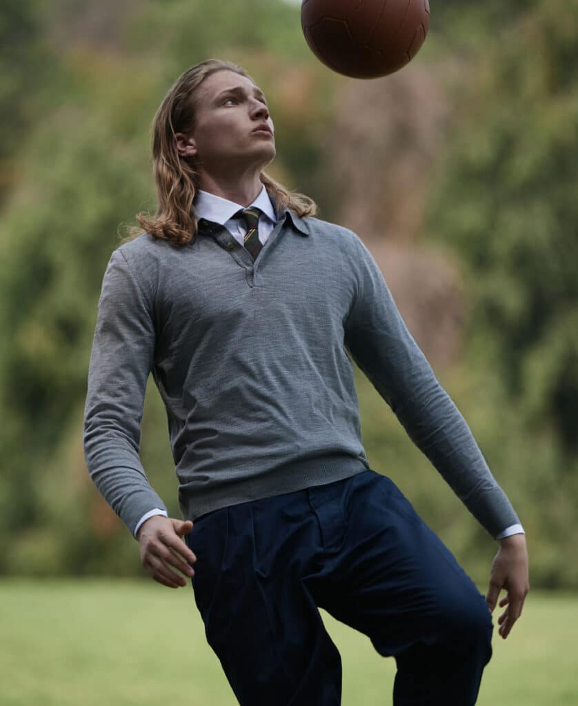 Polo de lana, de SVEVO. Camisa de algodón, de GIANETTO PORTOFINO. Pantalón de algodón, de INCOTEX. Corbata de seda, de FIORIO.