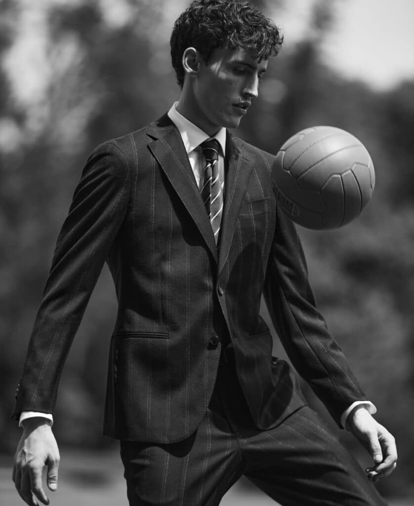 Traje con chaqueta cruzada de lana, de LUIGI BIANCHI SARTORIA. Camisa de algodón, de XACUS. Corbata de seda, de FUMAGALLI 1891.