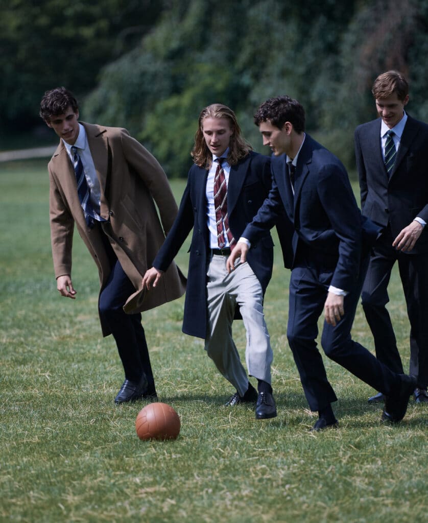 De izquierda a derecha: Abrigo de cachemira, pantalón de lana y camisa de algodón, todo de LORO PIANA. Corbata de seda, de FUMAGALLI 1891. Mocasines de cuero, de CHURCH’S. Abrigo cruzado de cachemira, de MANZONI 24. Pantalón de lana, de MANUEL RITZ. Camisa de algodón, de PAUL SMITH. Cinturón de piel, de BRUNELLO CUCINELLI. Corbata de seda, de FIORIO. Zapatos de piel, de A. TESTONI. Chaqueta de lana, pantalón y corbata de seda, todo de CORNELIANI. Camisa de algodón, de GIANETTO PORTOFINO. Mocasines de piel, de DOUCAL’S. Traje con chaqueta cruzada de lana, de BOGLIOLI. Camisa de algodón, de OVS. Corbata de seda, de FIORIO. Zapatos de piel, de DOUCAL’S.