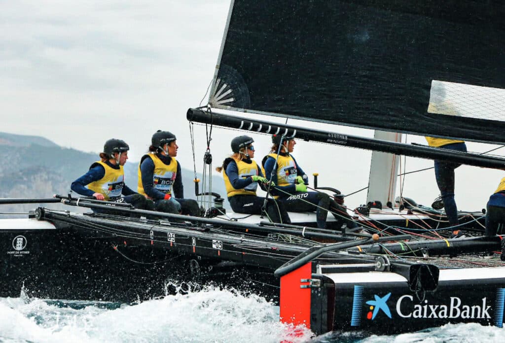 El equipo femenino Sail Team BCN Women en su primera participación en la America's Cup.