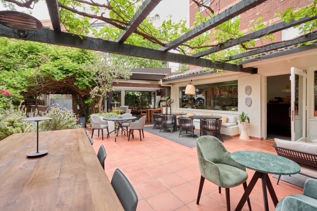 Terraza del restaurante Adobo/Adobar en Barcelona.