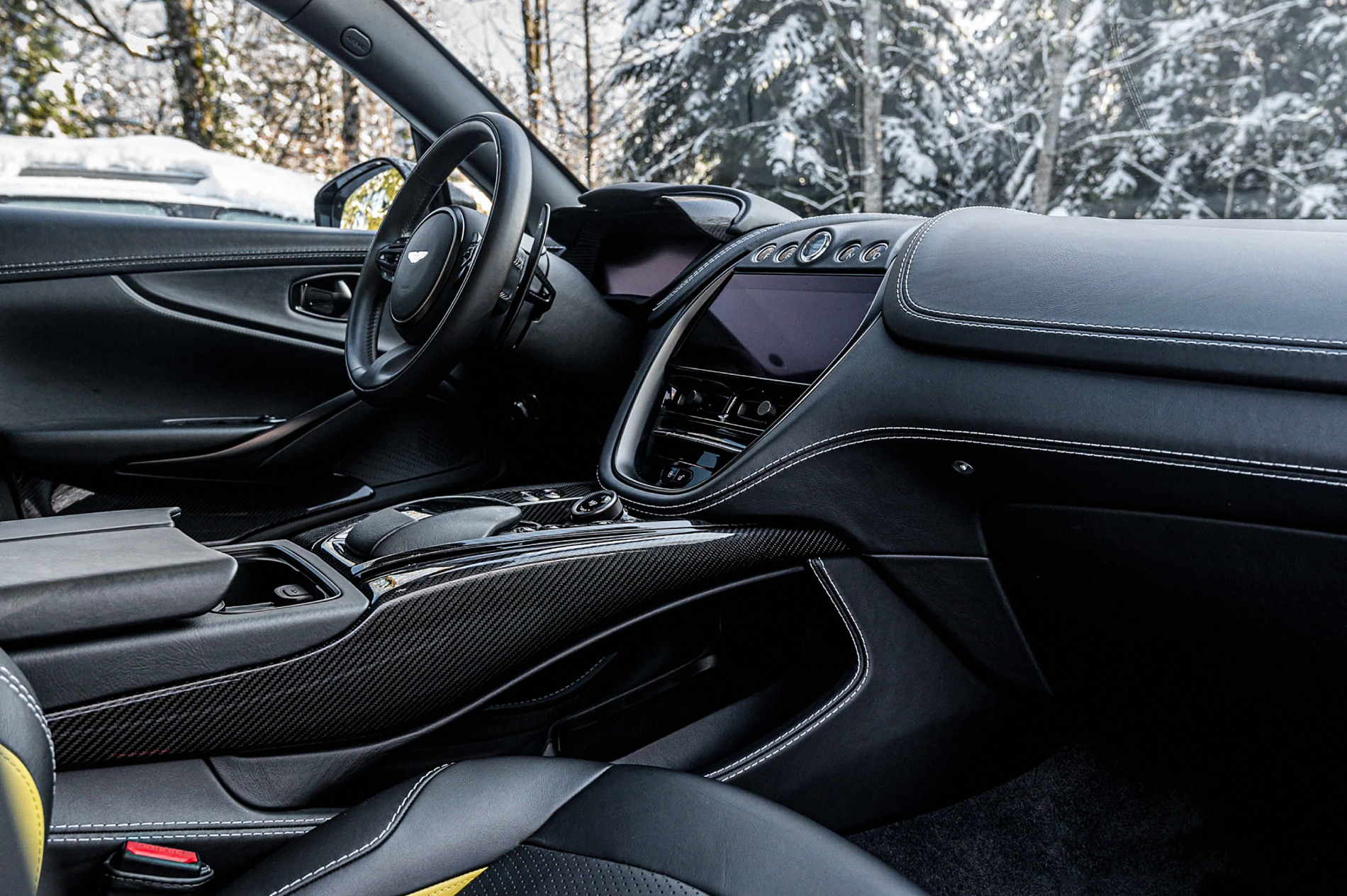 Interior del Aston Martin DBX707.