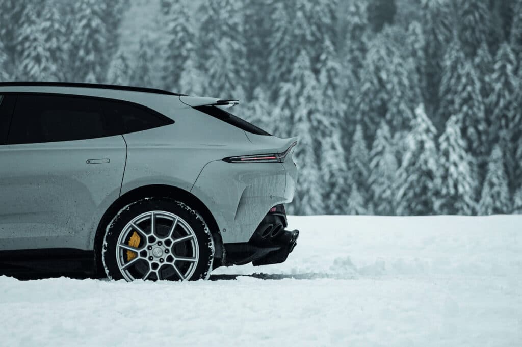 Parte trasera del Aston Martin DBX707.