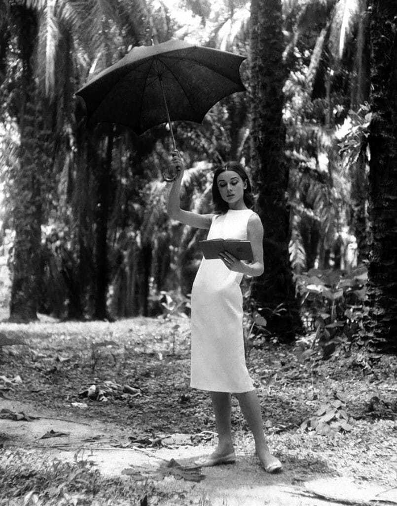 Audrey Hepburn en el set de rodaje de la película Historia de una monja, en 1959. 