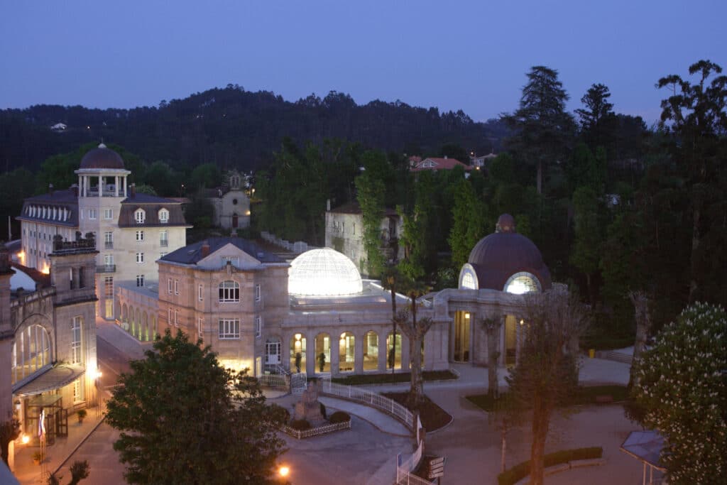 Balneario de Mondariz de noche.