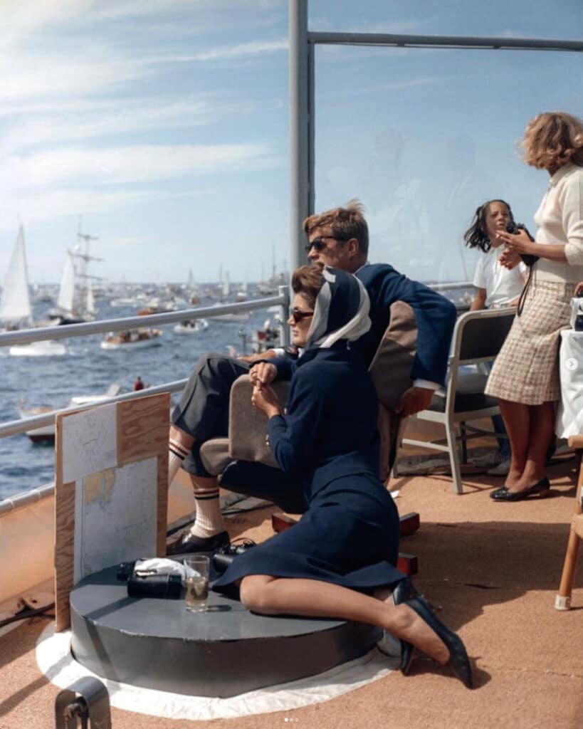 John y Jacqueline Kennedy siguen una regata de la America’s Cup en Rhode Island, 1962, a bordo del USS Joseph P. Kennedy Jr. 