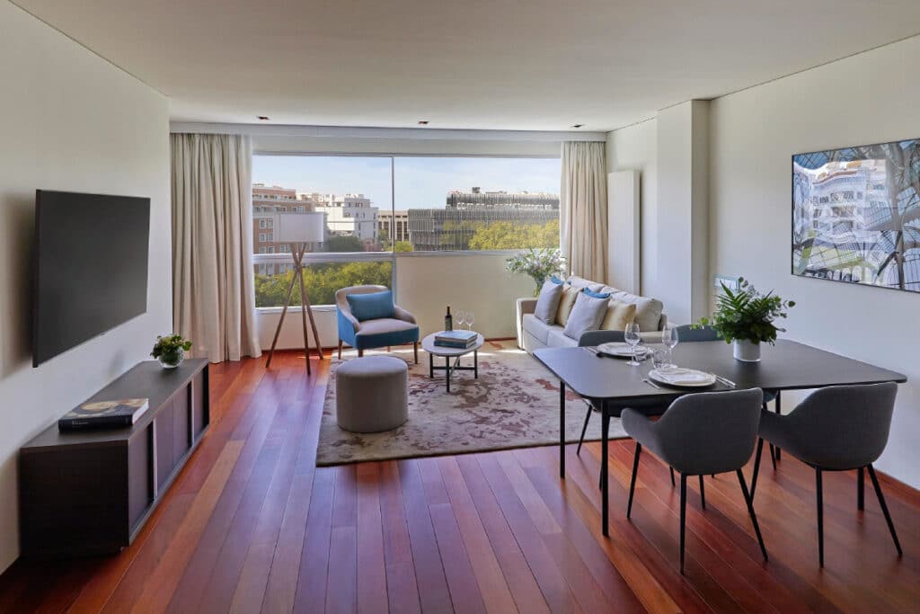 Interior de un apartamento de  Hyatt Regency Madrid Residences en Paseo de la Castellana.