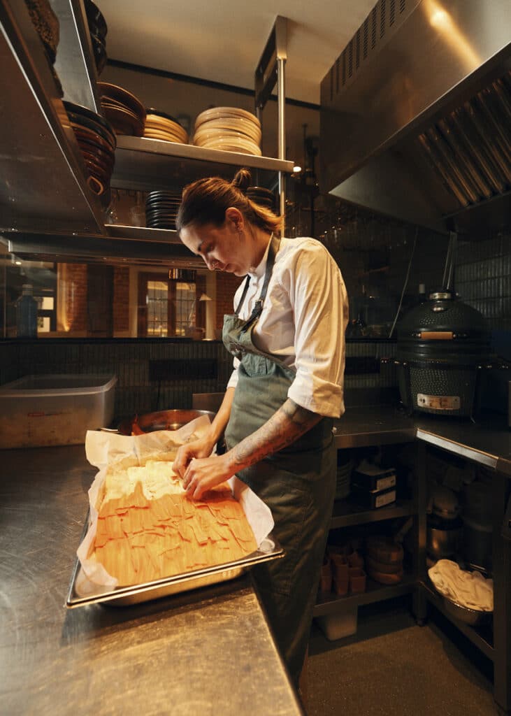 Lucía Grávalos trabajando en la cocina de su restaurante Desborre, cerca del Teatro del Ópera.