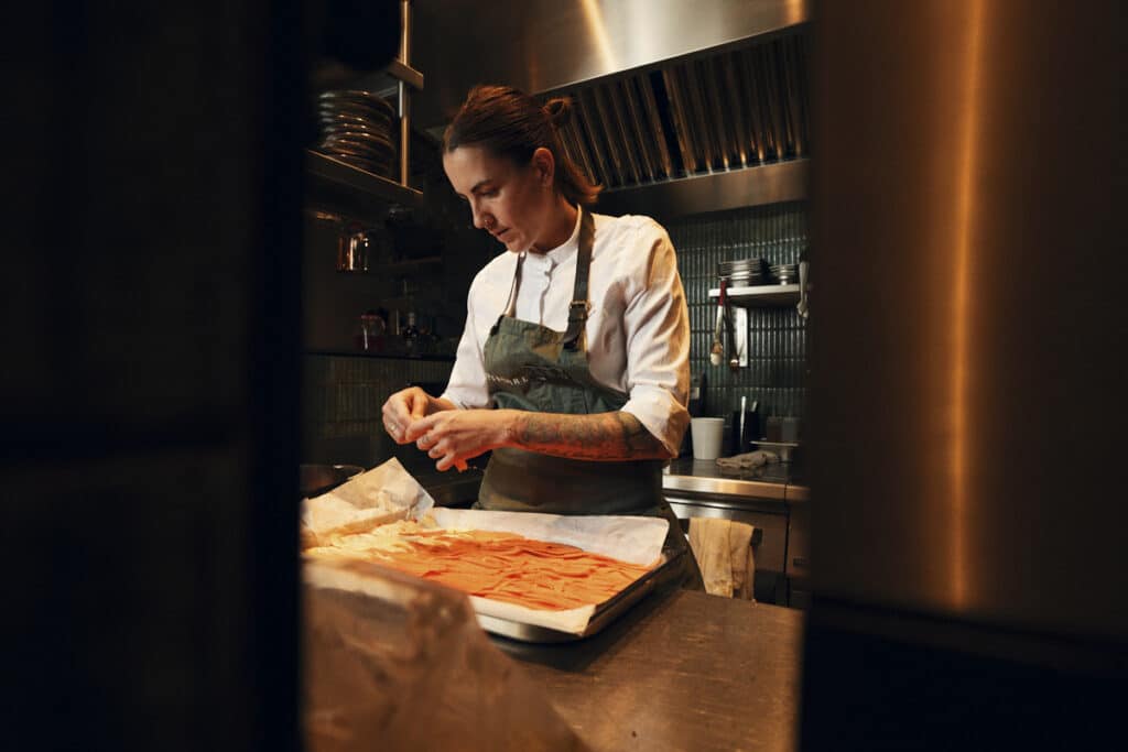 Lucía Grávalos trabajando en la cocina de su restaurante Desborre, cerca del Teatro del Ópera.