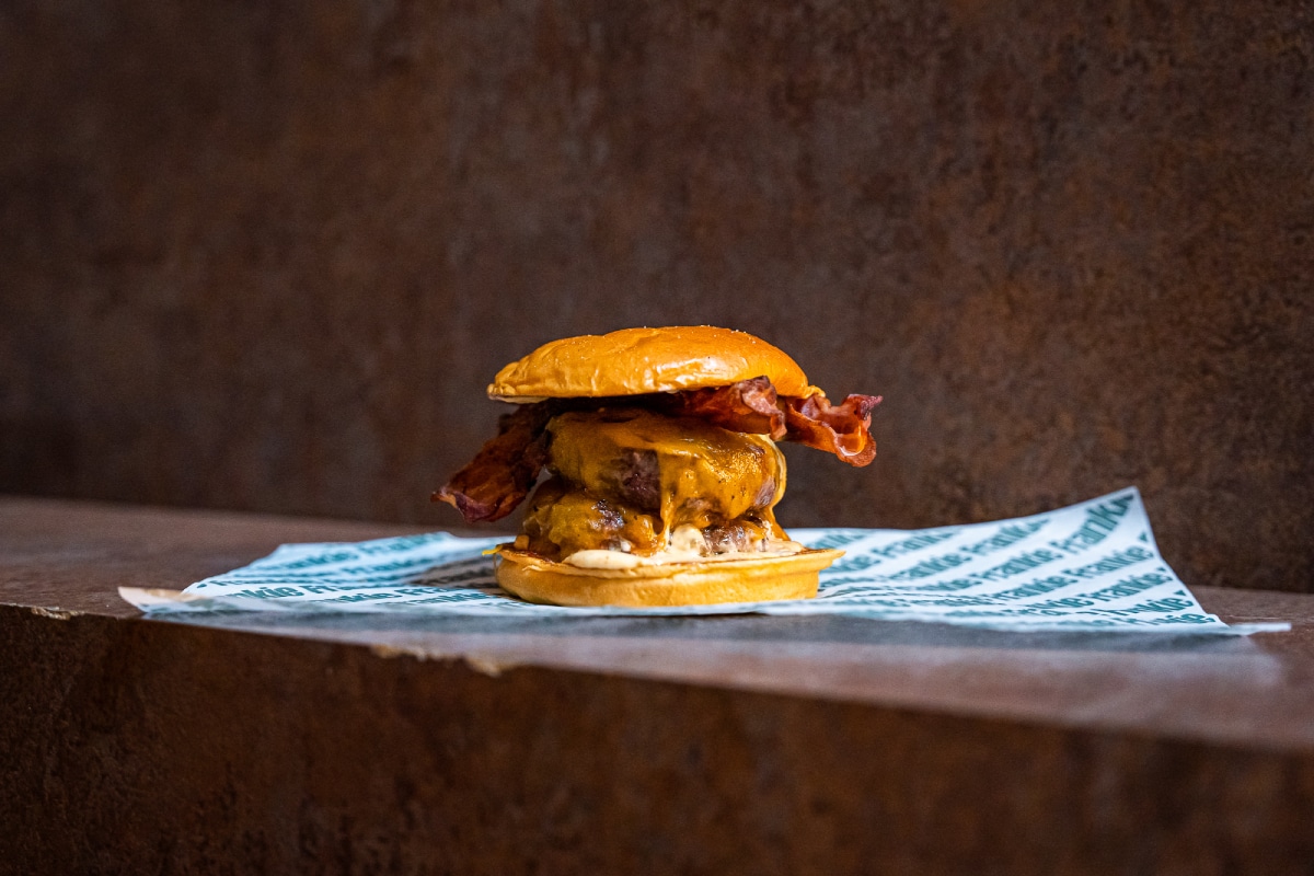 Super Frankie Cheese de Frankie Burgers, considerada la tercera mejor hamburguesa de España en el Best Burger Spain 2022.