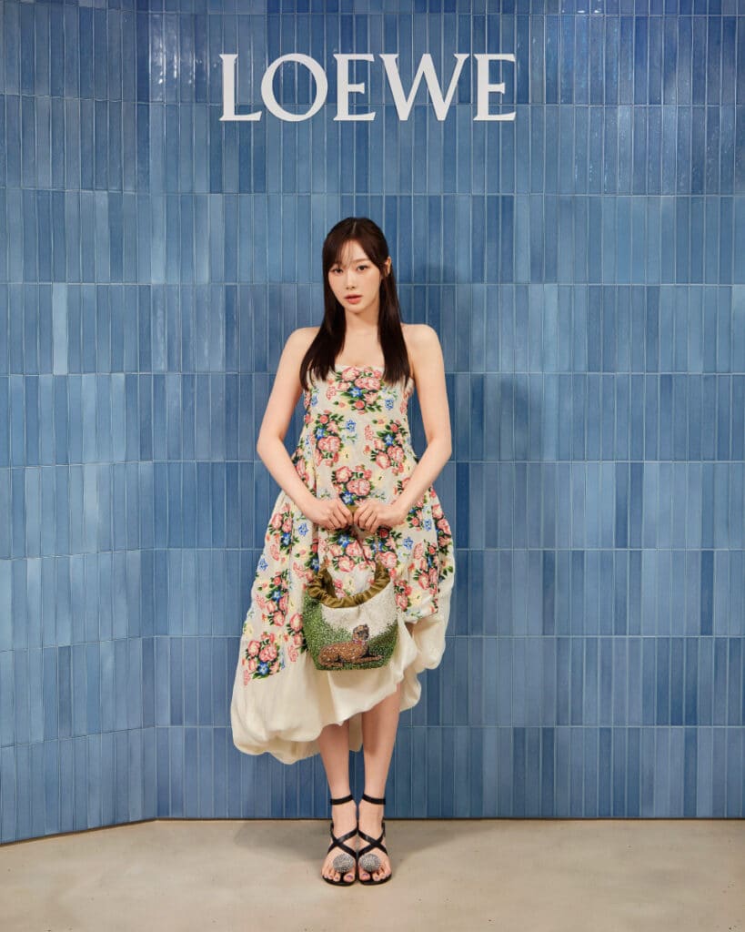 La embajadora de marca Giselle Jiyeon en la fiesta de inauguración de CASA LOEWE Seúl el 25 de julio de 2024.