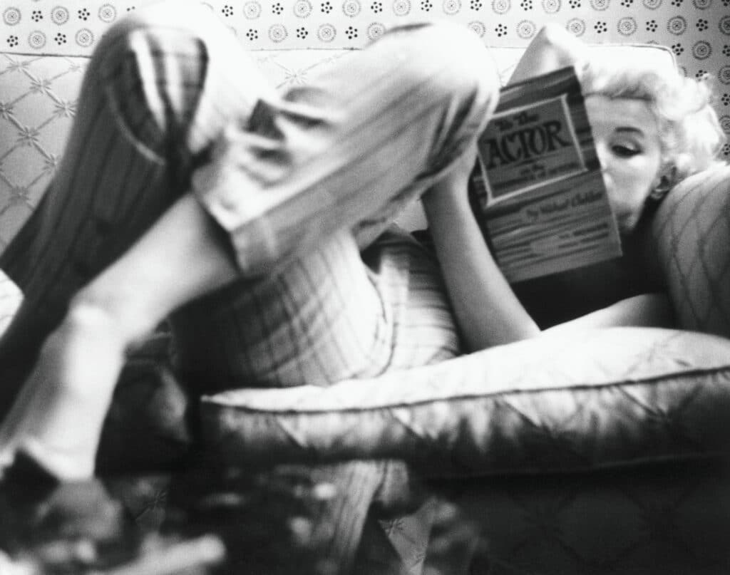 Marilyn Monroe leyendo.