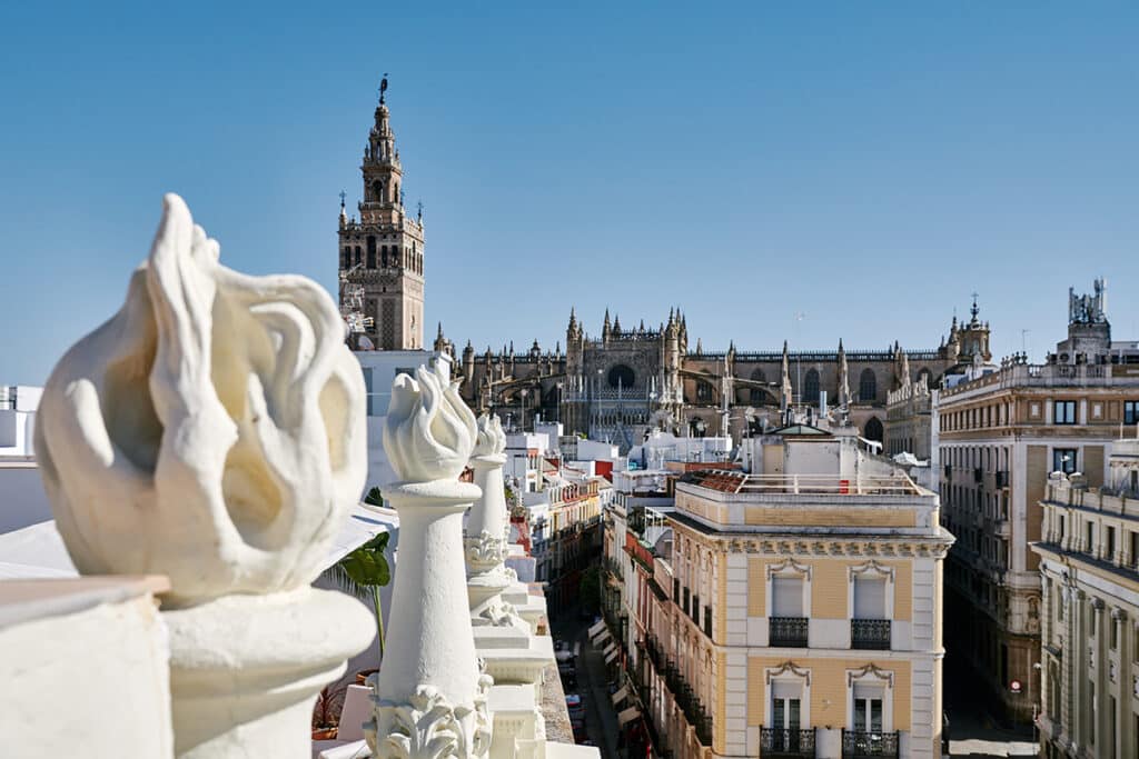 Vistas desde el hotel Mercer Plaza Sevilla, en la plaza de San Francisco, frente a la fachada del Ayuntamiento.