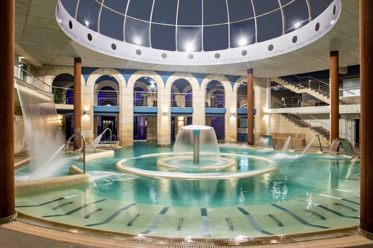 Piscina con cascada del Palacio de Agua del Balneario de Mondariz.