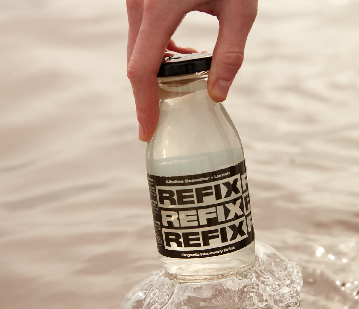 Marca de bebidas con agua de mar REFIX.