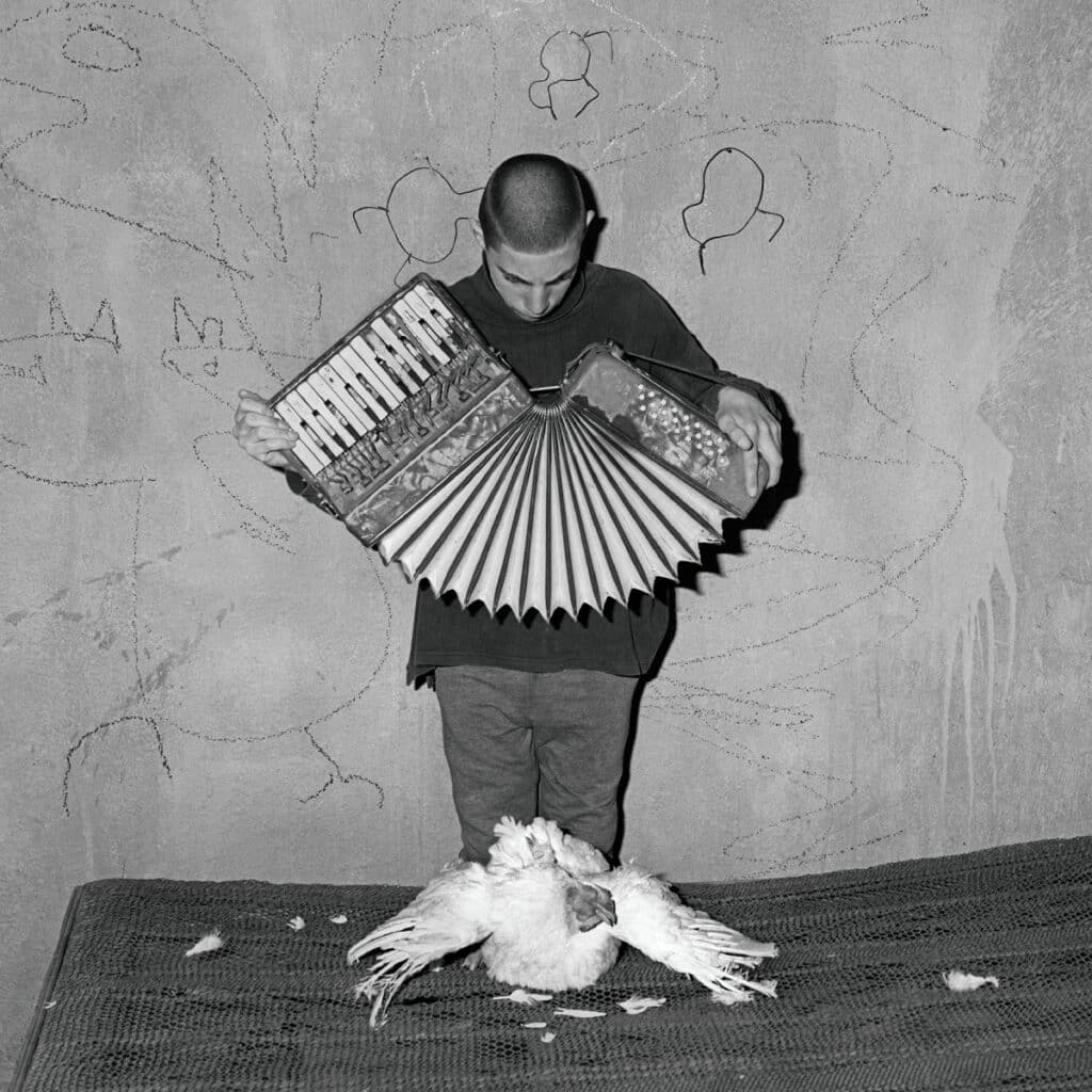 Roger Ballen Eulogy, serie Boarding House, 2004.  Cortesía del artista y Camara Oscura Galeria de Arte, Madrid.