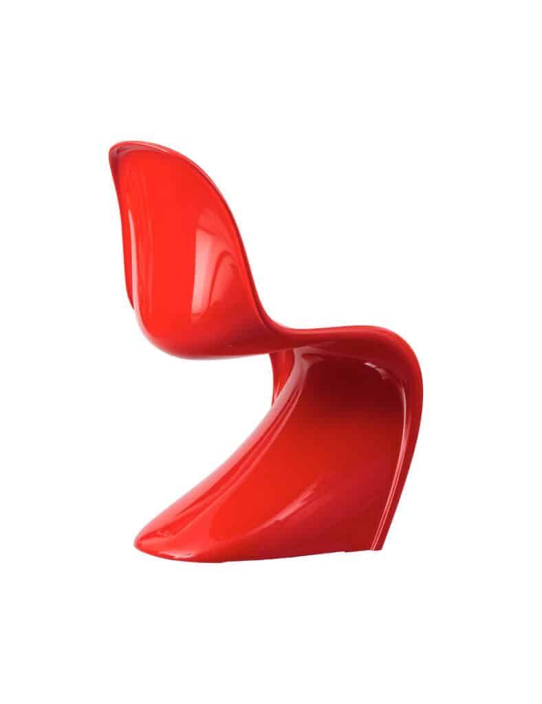 La icónica silla Panton, idea del arquitecto y diseñador danés Verner Panton y fabricada por primer vez en poliéster a partir de 1967.