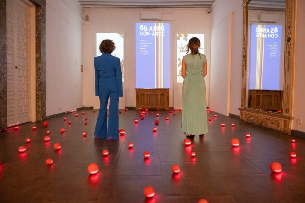 Vista de la instalación 'Palle' de Maurizio Mochetti en el Istituto Italiano di Cultura di Madrid.