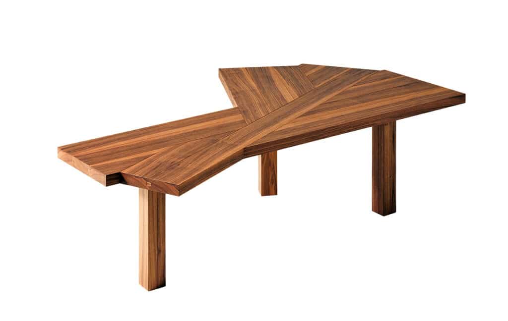 Edición limitada a 30 piezas de esta mesa Ventaglio, de Charlott Perriand, en Cassina I Maestri.