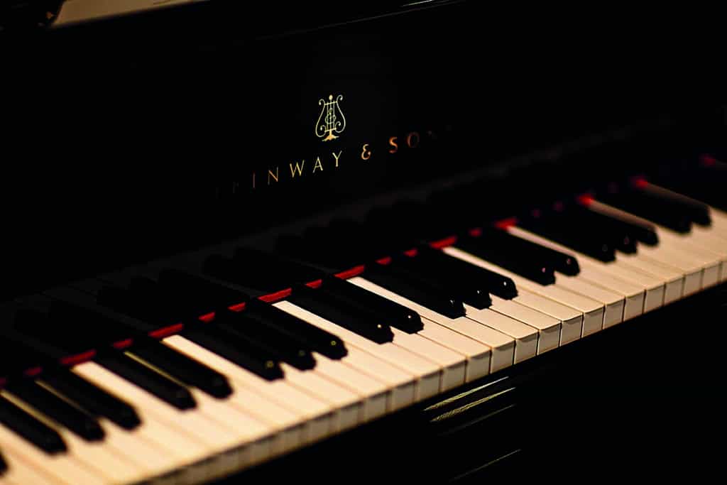 Detalle de un piano Steinway.