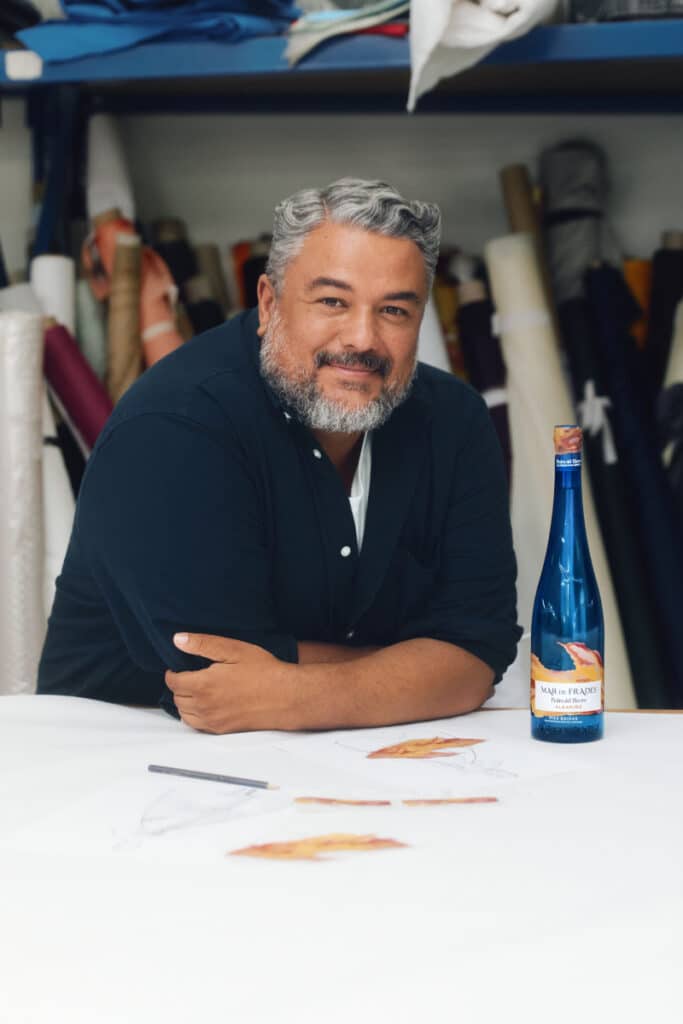 Pedro del Hierro junto a la botella que ha diseñado para Mar de Frades, edición 2024.