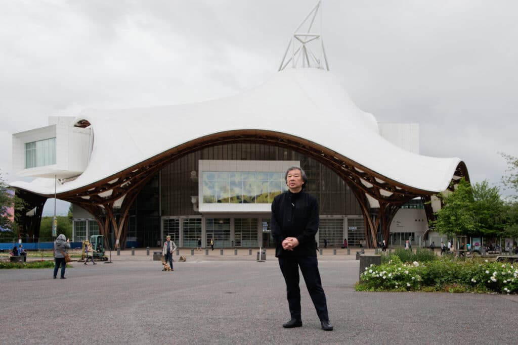 Shigeru Ban posando frente al Centre Pompidou-Metz, en la región francesa de Lorena.