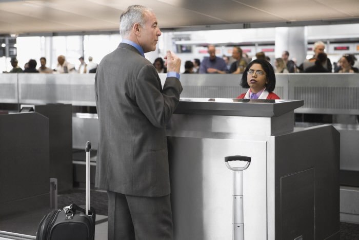 Hombre en el mostrador de un aeropuerto