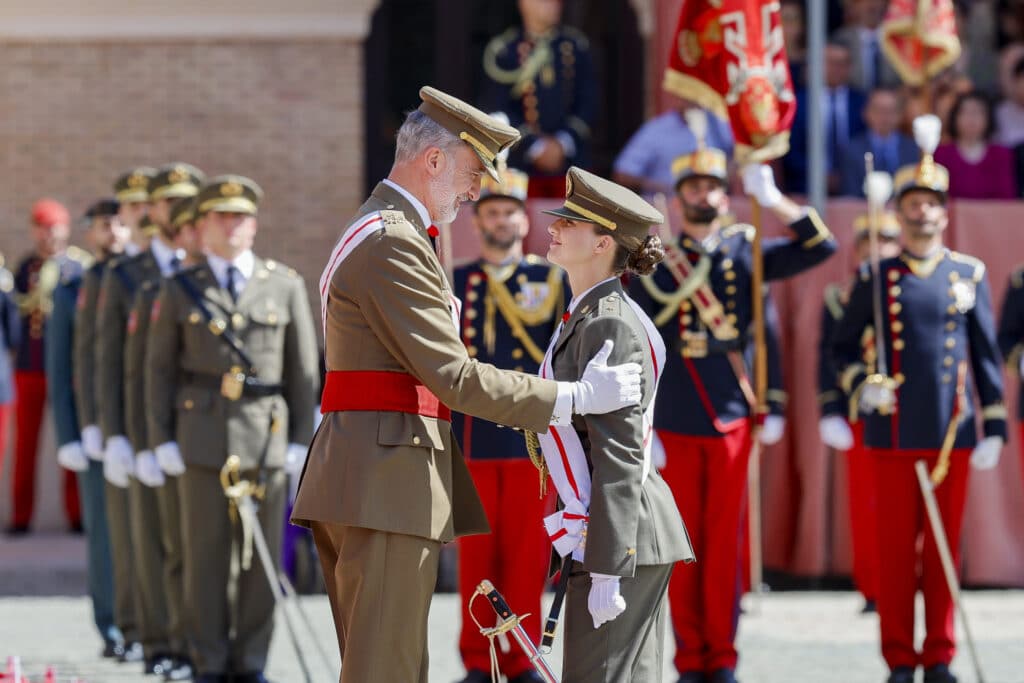 Felipe VI y la princesa Leonor con uniformes militares