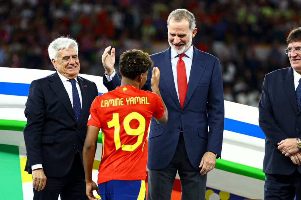 El rey Felipe con corbata roja en la final de la Eurocopa 2023