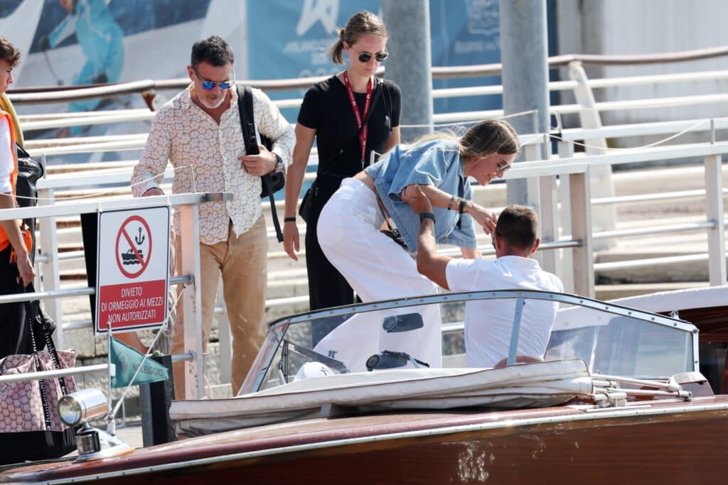 Antonio Banderas en el Festival de Venecia con camisa de flores