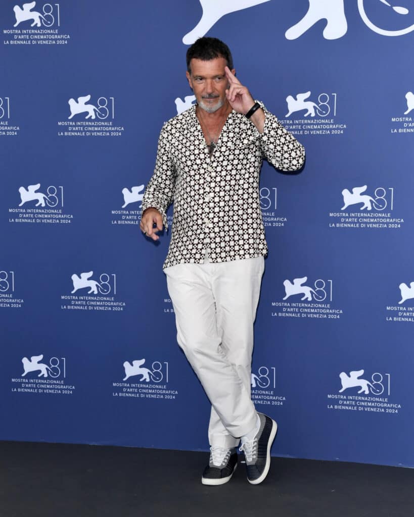 Antonio Banderas en el Festival de Venecia con camisa estampada