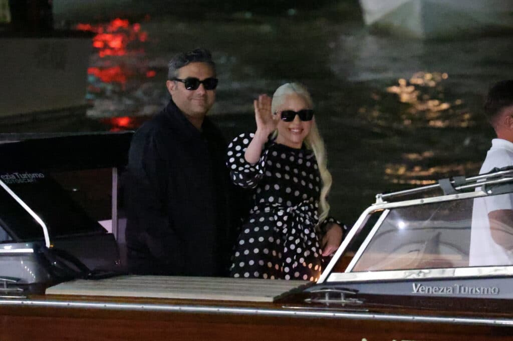 Lady Gaga y Michael Polansky llegando a Venecia