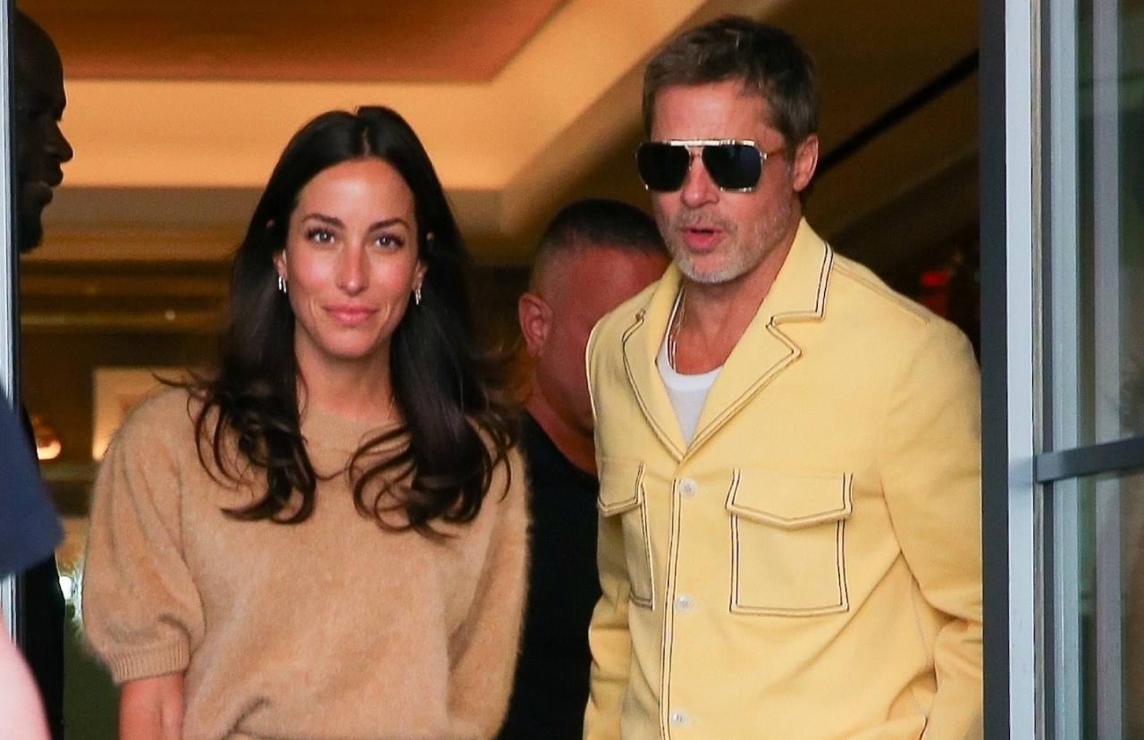 Brad Pitt con traje de chaqueta amarillo