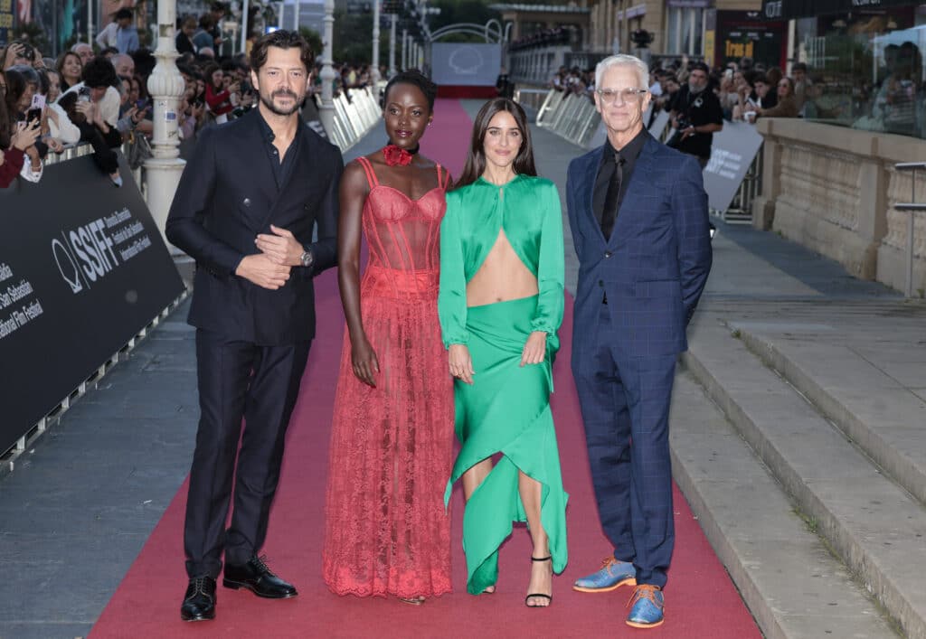 Álvaro Morte con traje de chaqueta cruzada en el estreno de 'The Wild Robot'