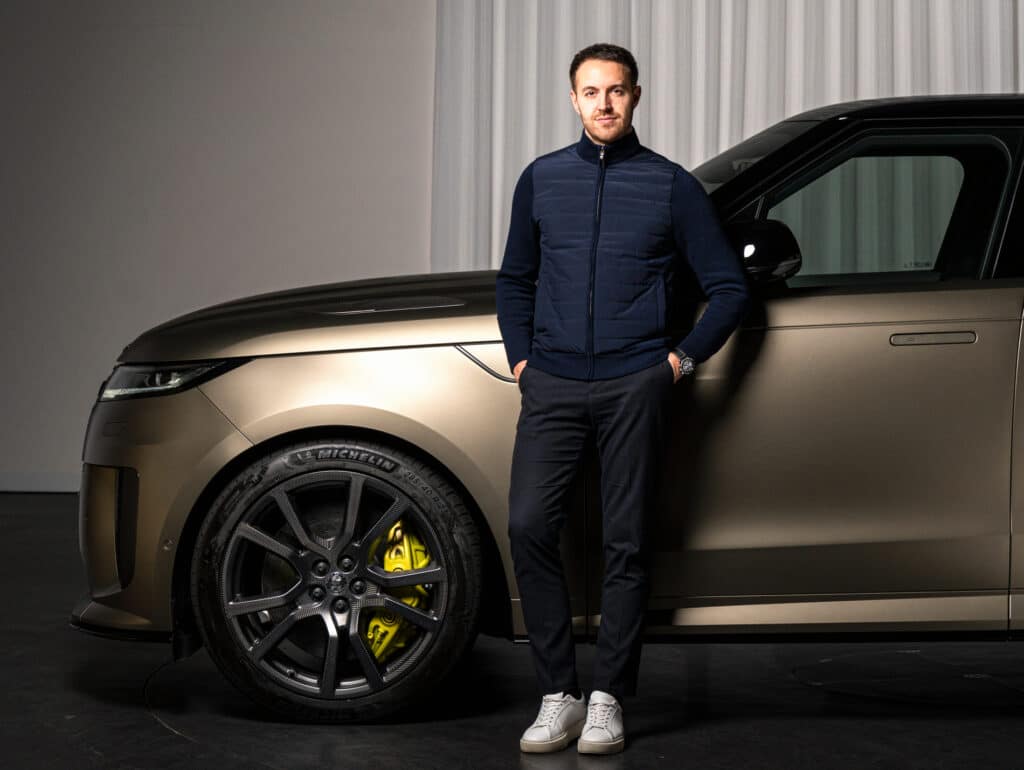 Adam Constable, director de Estrategia de Rang Rover, junto a un espectacular Range Rover Sport SV.