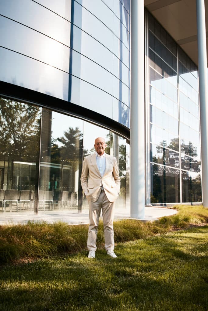 Norman Foster en el  Edward P. Evans Hall, edificio de la Escuela de Administración de la Universidad de Yale.