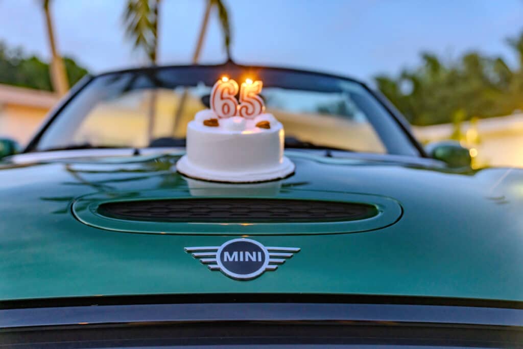 MINI cumple 65 años en el sector automovilístico.