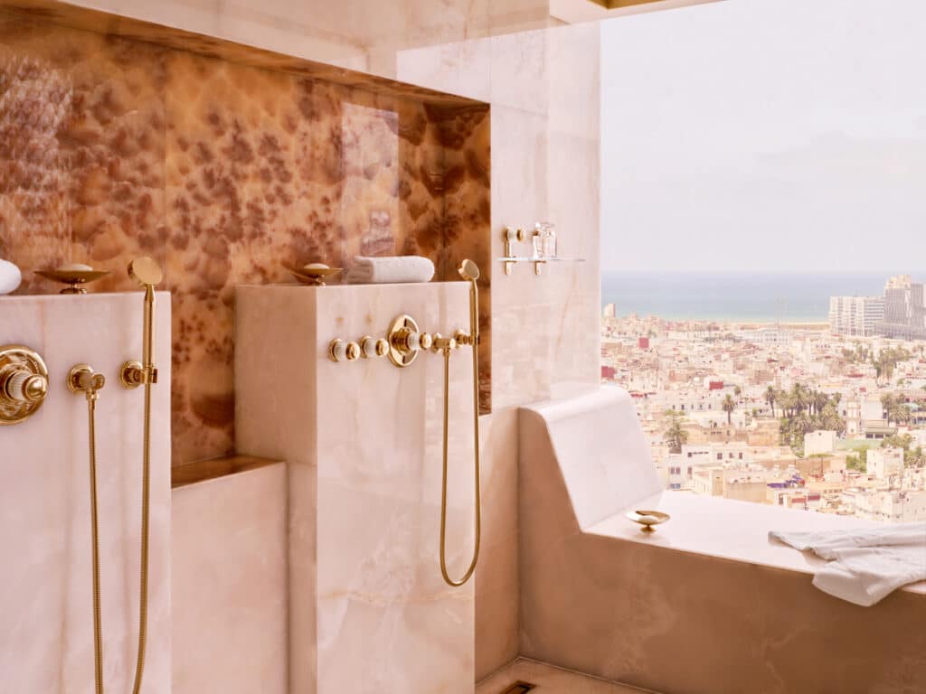 Baño de la Suite Royale del hotel Royal Mansour en Casablanca, Marruecos.